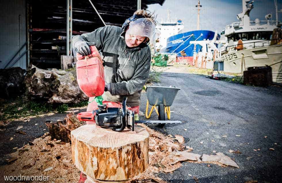 woodnwonder er skulpturelle, bæredygtige, unika møbler. Motorsav på havnen