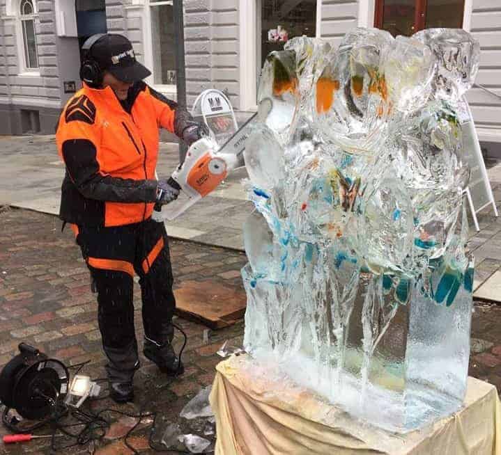 Bente laver isskulptur med motorsav