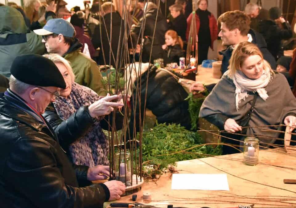 Mange mennesker samlet på værkstedet