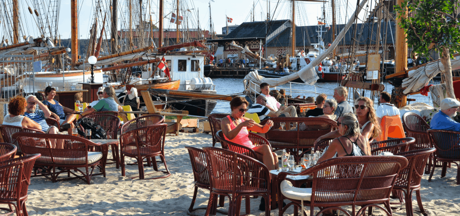 Hygge og havnestemning på Frederiksø strandbar.