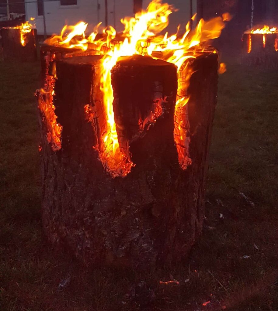 En smuk finsk fakkel lavet af woodnwonder. Lysfest Svendborg dec. 2018.